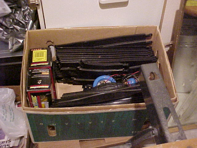 Box of second hand track, transformer and 2 cars